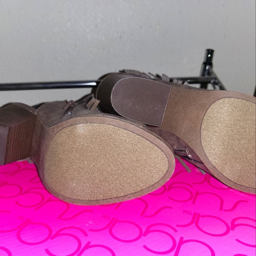 Shoes - Picture 3 of 3